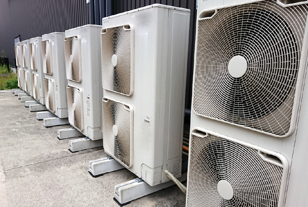 フロンガス充填回収作業