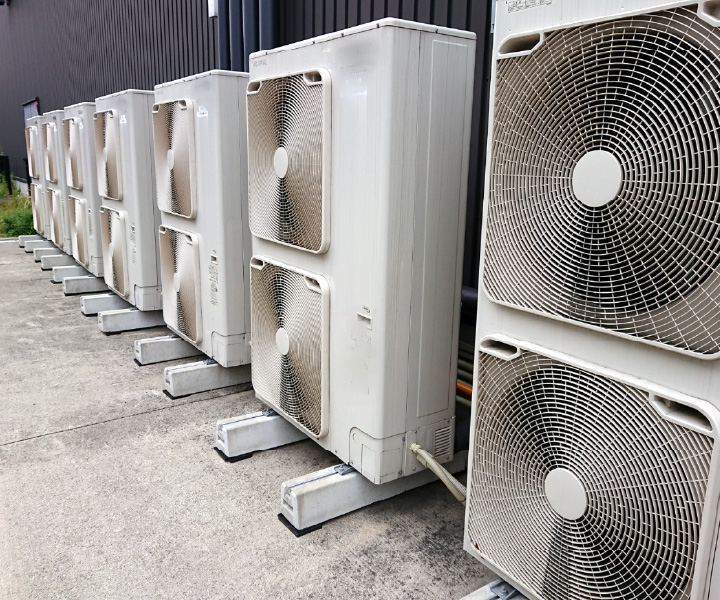 フロンガス充填回収作業